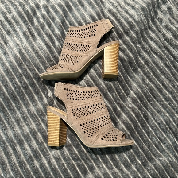 LC Lauren Conrad open toe, laser cut detail heels - Picture 5 of 8